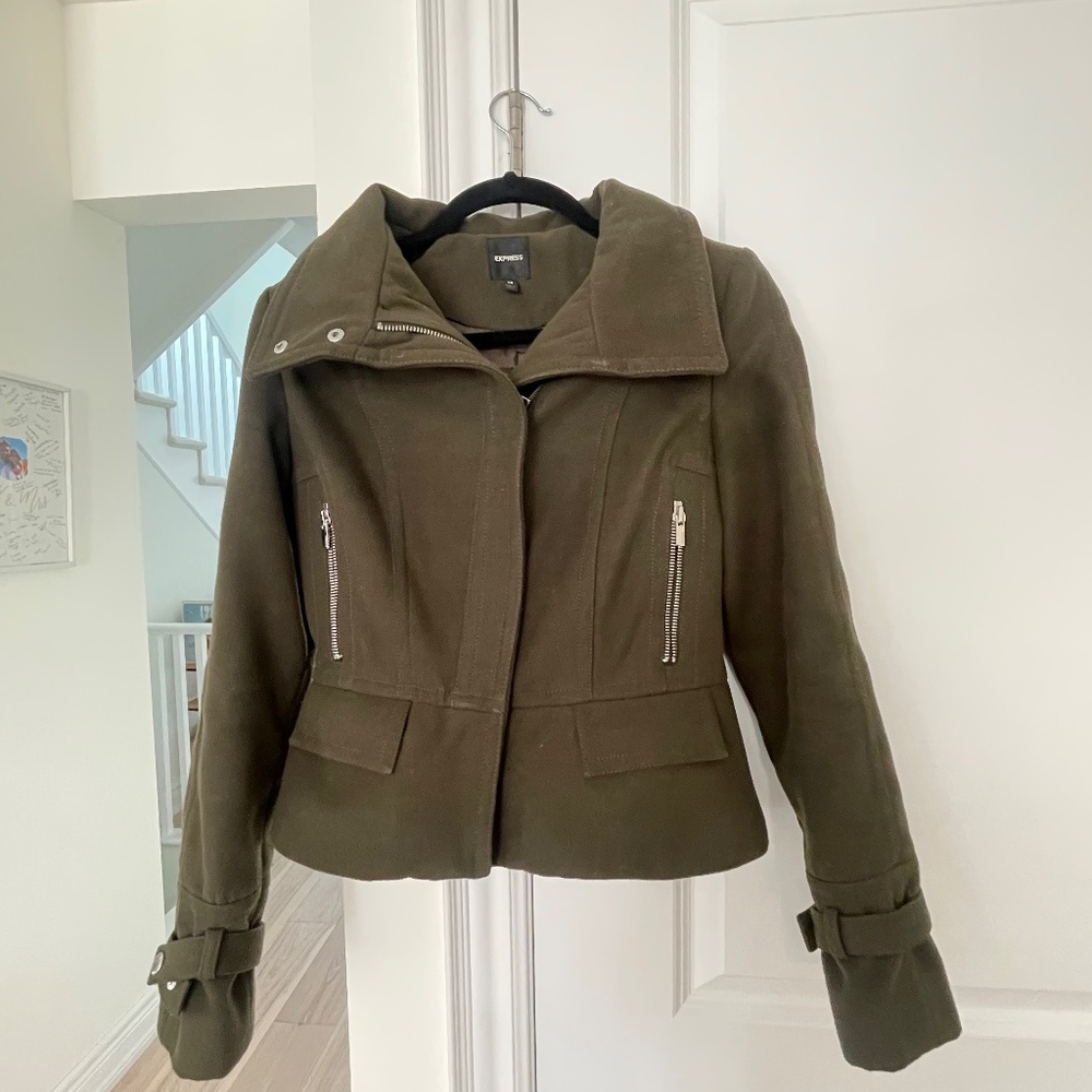 Short jacket with peplum style